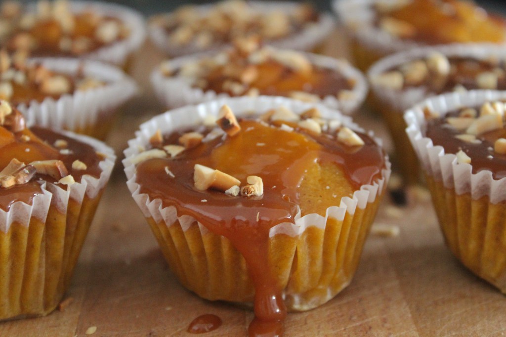 Queques de Abóbora com Caramelo e Amendoím | Pumpkin Muffins with Caramel and&nbsp;Peanut